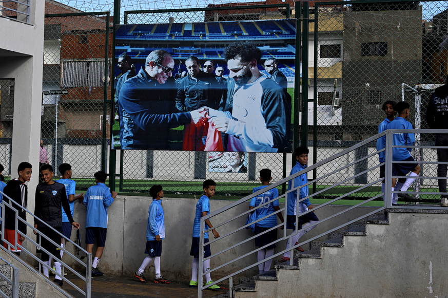 De jeunes footballeurs arrivent au Youth Centre Mohamed Salah à Nagrig, un complexe où la star a touché ses premiers ballons.