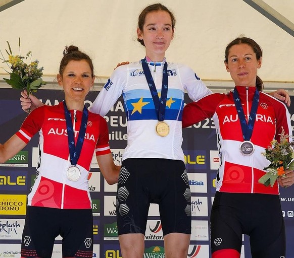 Illi Gardner arbore son maillot de championne d'Europe de la course de côte.