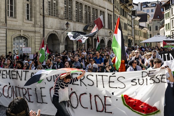 Des militants pro-palestiniens defilent en cortege lors d&#039;une manifestation nationale pro-palestinienne pour le boycotte academique le samedi 25 mai 2024 a Lausanne. (KEYSTONE/Jean-Christophe Bot ...