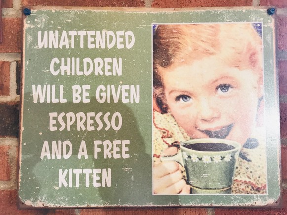 Lustige Schilder: Kinder kriegen Espresso und Kätzchen