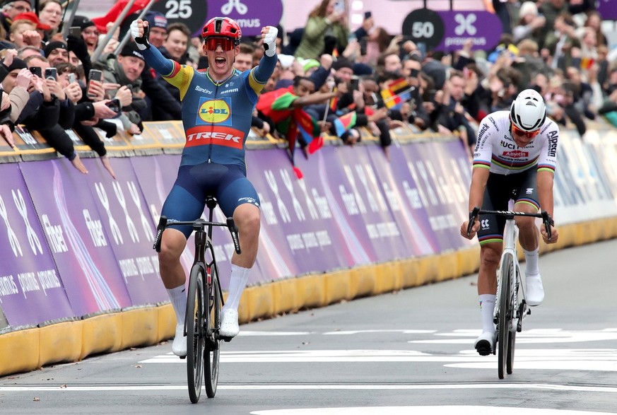 epa11241239 Danish cyclist Mads Pedersen (L) of team Lidl&amp;#x2013;Trek beats Dutch cyclist Mathieu van der Poel of team Alpecin&amp;#x2013;Deceuninck to win the Gent-Wevelgem cycling classic over 2 ...