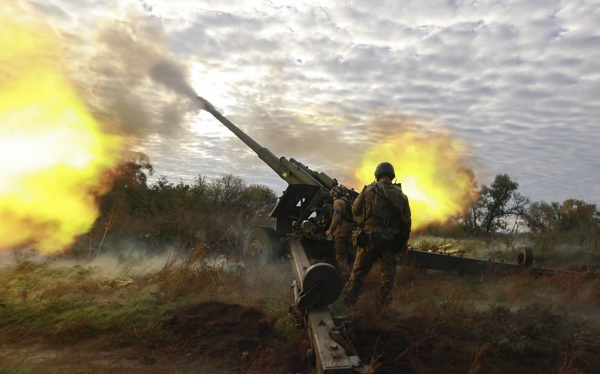 epa10228261 Ukrainian servicemen shoot from a captured Russian 152.4 mm howitzer Msta-B on a front line near the Kupyansk city of Kharkiv&#039;s area, Ukraine, 06 October 2022 amid Russia&#039;s milit ...