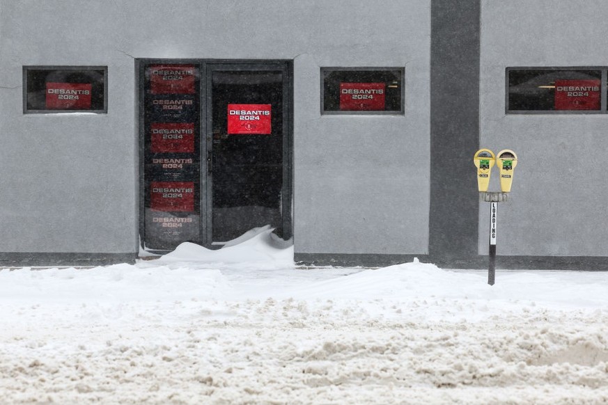 SIOUX CITY, IOWA - JANUARY 12: Signs are seen on the local campaign headquarters for Republican presidential candidate Ron DeSantis as heavy snow continues to fall on January 12, 2024 in Sioux City, I ...