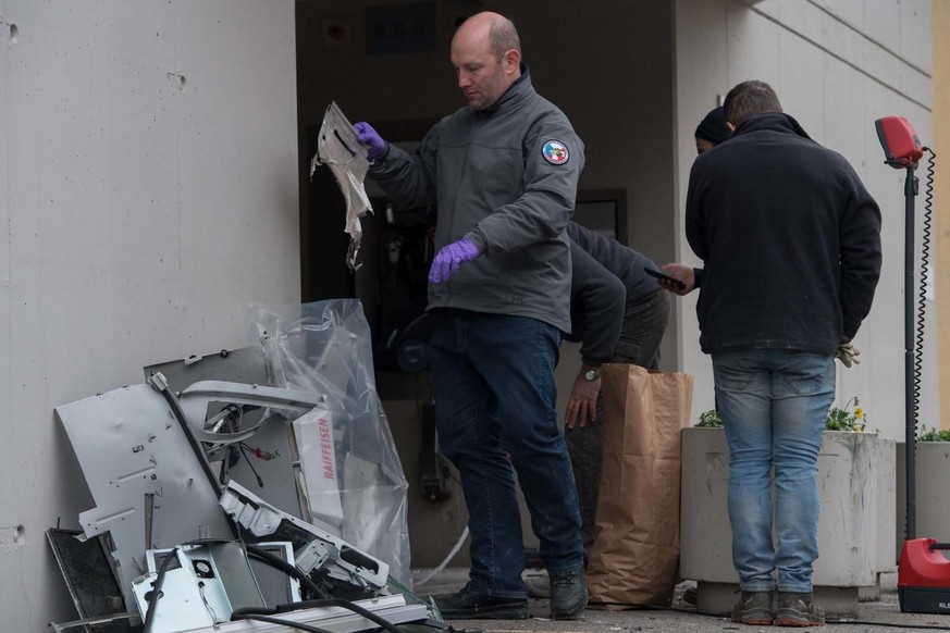 Des experts en explosifs du service scientifique de la police cantonale zurichoise, lors de l'enquête sur l'explosion d'un distributeur automatique de billets de la banque Raiffeisen, le vendredi 30 n ...