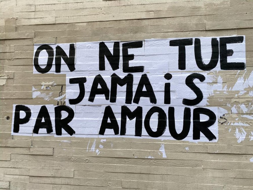 A Paris et ailleurs, un message fort, affiché sur un mur, par un groupe qui milite contre les violences et les crimes envers les femmes.