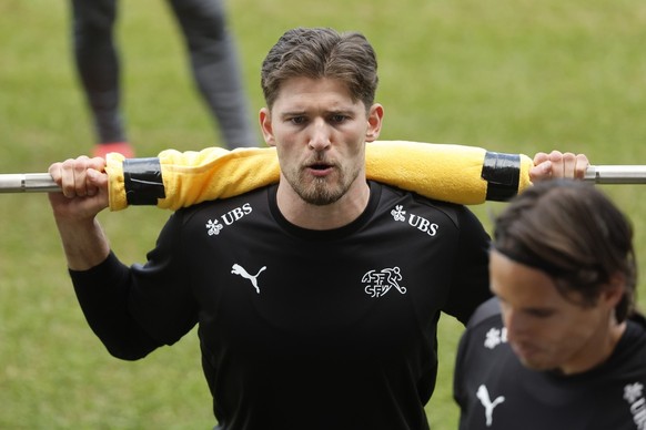 Switzerland&#039;s goalkeeper Gregor Kobel lifts weights next to his teammate Yann Sommer, front, during a training session at the &quot;Stadion auf der Waldau&quot; in Stuttgart, Germany, Wednesday,  ...