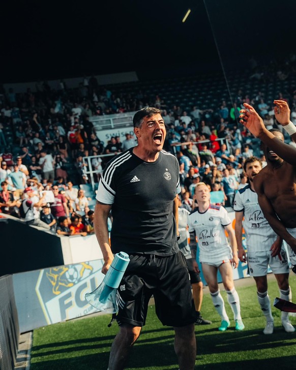 Daniel Blanco n'hésite pas à prendre le mégaphone pour célébrer avec les fans.