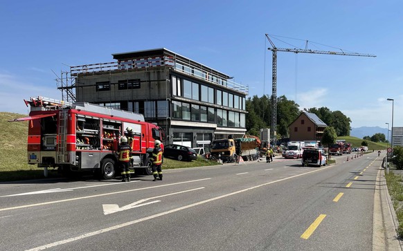 HANDOUT - Zwei Maenner sind am Donnerstag, 12. Mai 2022 bei einem Arbeitsunfall auf einer Baustelle in Feusisberg SZ ums Leben gekommen. Ein dritter Arbeiter wurde beim Baugrubeneinsturz begraben und  ...