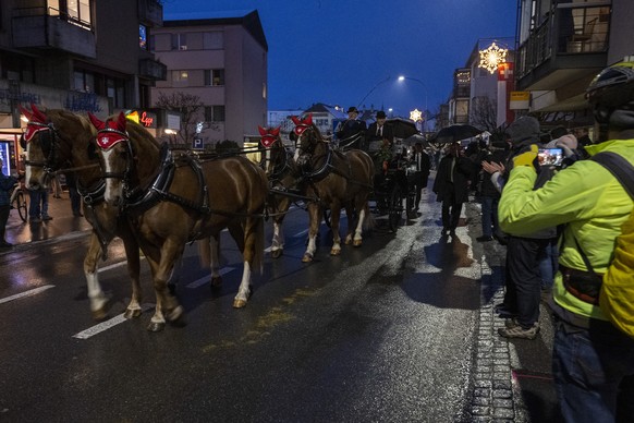 Albert Rösti accueilli dans son village bernois, après l'élection au Conseil fédéral, dans une calèche tirée par des chevaux: tout un symbole.