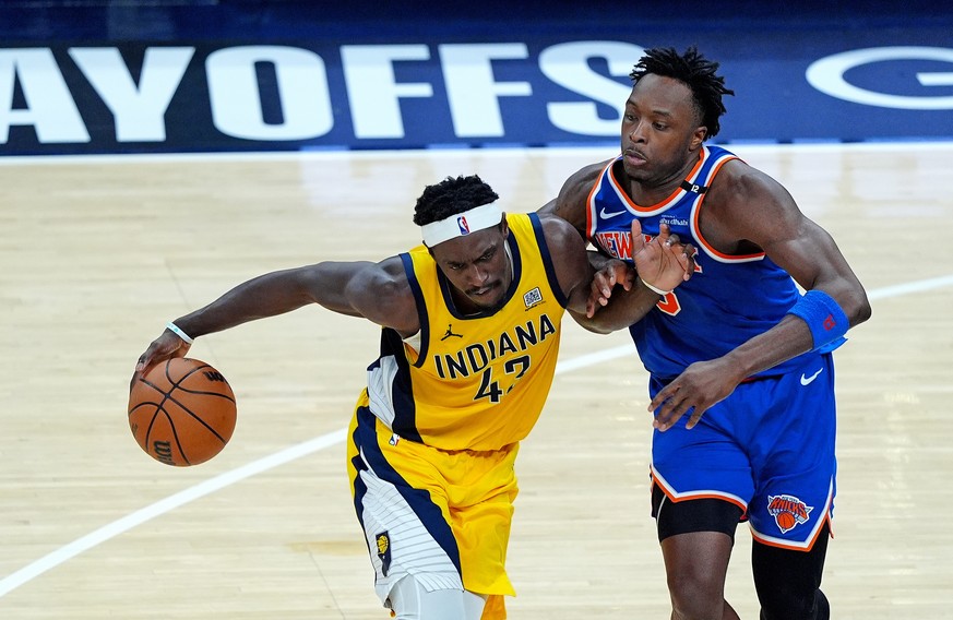 epa12139806 Indiana Pacers forward Pascal Siakam (L) is guarded by New York Knicks forward OG Anunoby (R) during the second half of game four of the NBA Eastern Conference finals between the Indiana P ...