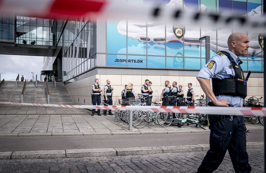 Des policiers devant le centre commercial Field's à Copenhague