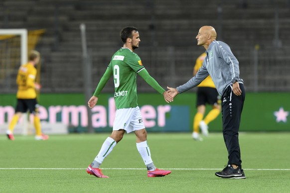 St. Gallens Jeremy Guillemenot, links, und St. Gallens Trainer Peter Zeidler, rechts, im Fussball Meisterschaftsspiel der Super League zwischen dem BSC Young Boys und dem FC St. Gallen, im Stadion Wan ...