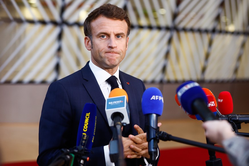 Visage pincé au sommet de l'UE: Emmanuel Macron devant la presse.