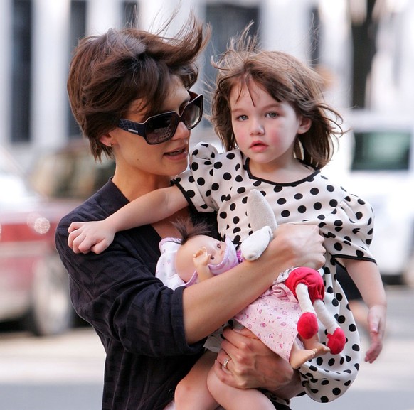 NEW YORK - AUGUST 07: Katie Holmes and Suri Cruise are seen on the streets of Manhattan on August 7, 2008 in New York City, New York. (Photo by James Devaney/WireImage)