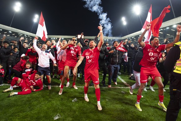 Biel&#039;s Captain Anthony De Freitas (FCB), Mitte, und seine Teamkollegen feiern mit den Fans nach dem Sieg im Schweizer Cup Halbfinal-Spiel zwischen dem FC Biel und dem BSC Young Boys, am Samstag,  ...