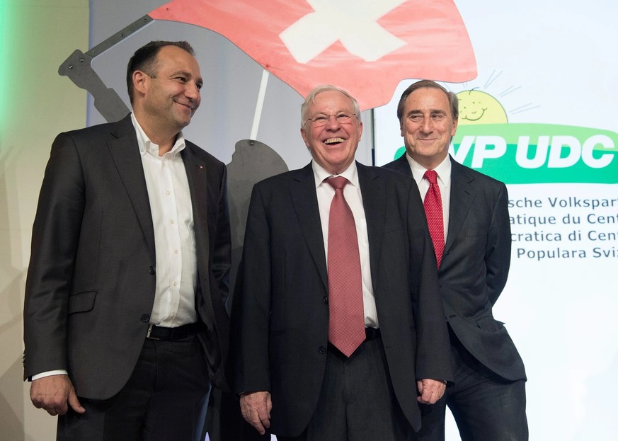 Le conseiller national UDC Thomas Matter (à gauche) avec les figures emblématiques du parti Christoph Blocher et le concessionnaire automobile Walter Frey.