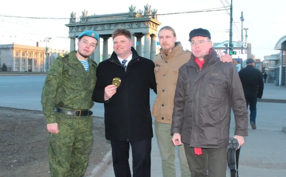 Avec des politiciens allemands du NPD: Milchakov (à gauche) et son compagnon d&#039;armes Petrovski (2e à droite) ont également rencontré Jens Pühse (2e à gauche) et Karl Richter (à droite) en mars 20 ...