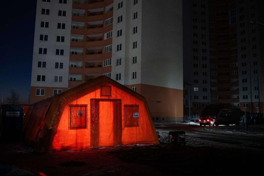 L'une des tentes dressées pour la population, dans les quartiers où électricité et chauffage font défaut.