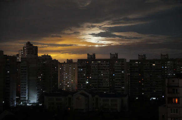 Kiev dans le noir: de vastes zones de la ville sont toujours privées d&#039;électricité.