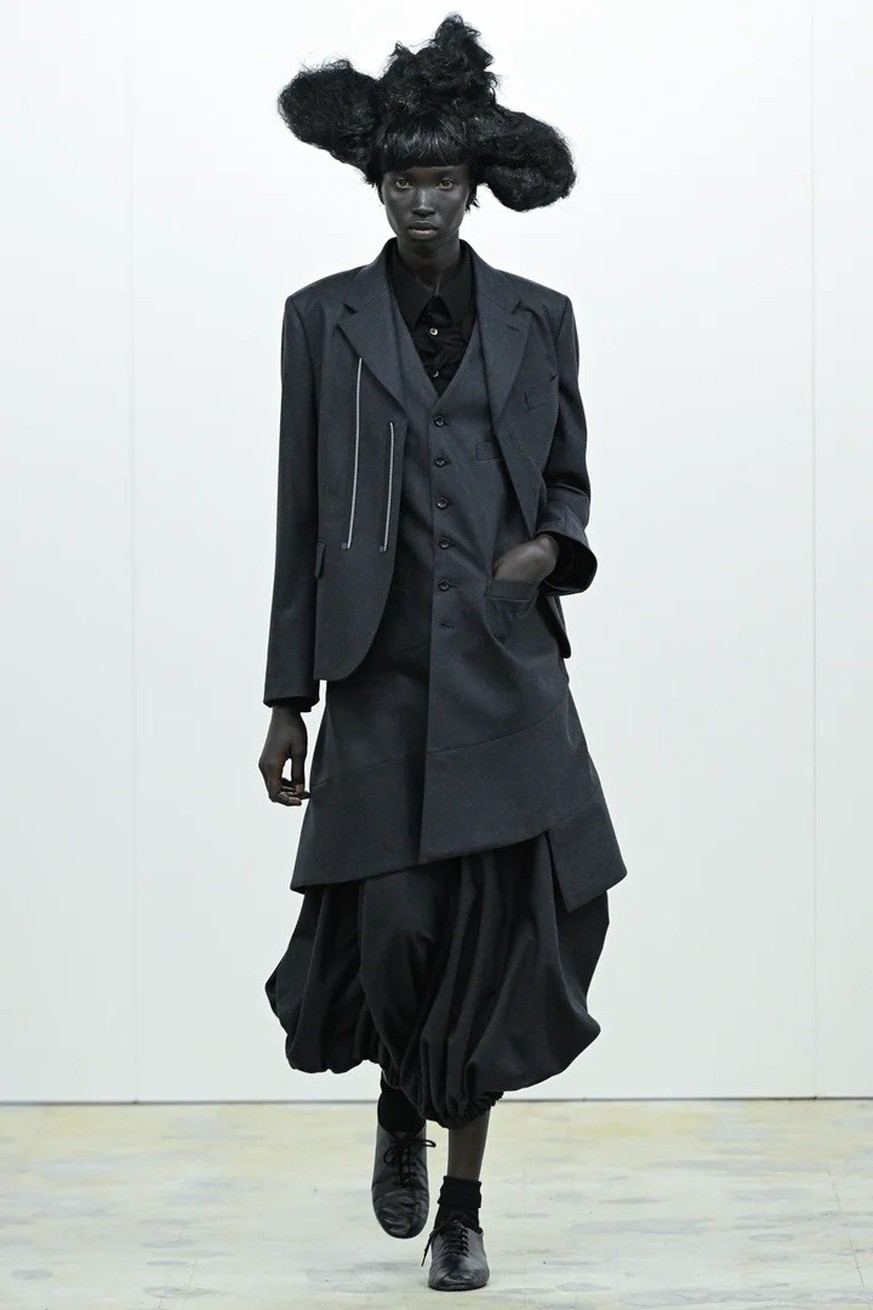 Le «witchcore» combine romantisme, mystère, sensualité et puissance. Du pain bénit pour la mode. Comme Des Garçons Fall/Winter 2026/2027.