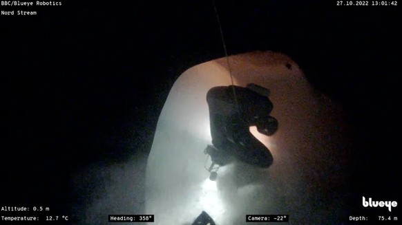 Photo prise par un drone sous-marin: les gazoducs ont été considérablement endommagés par les charges explosives.