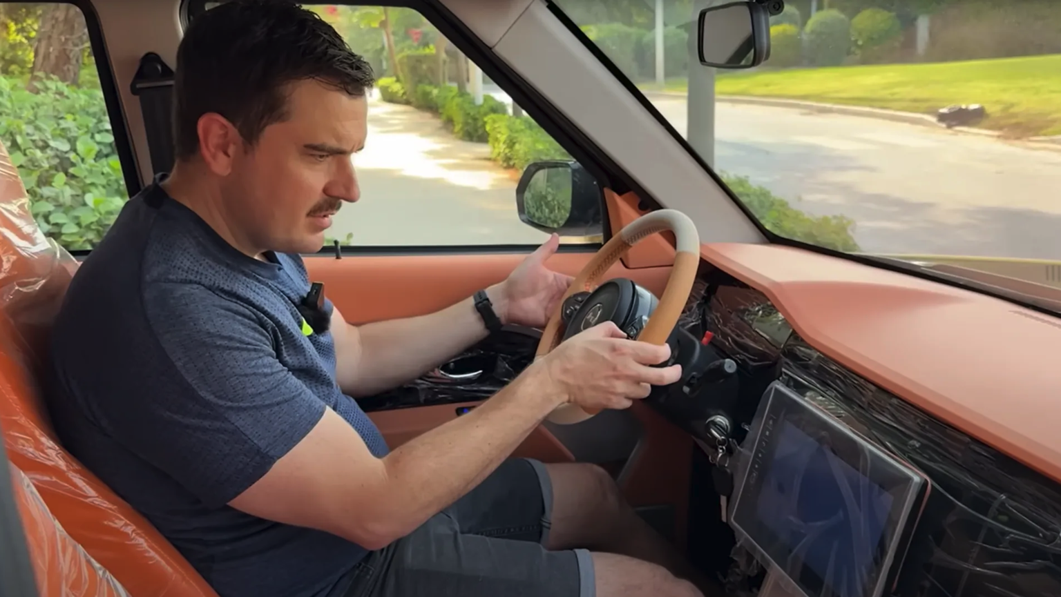Le volant de l’imitation est adapté aux dimensions du véhicule