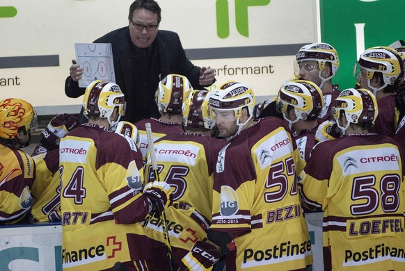 Servettes Head Coach Chris McSorley, Mitte, gibt Anweisungen beim Eishockey Meisterschaftsspiel der National League A zwischen dem HC Fribourg-Gotteron und dem Geneve-Servette HC am Dienstag, 25. Nove ...