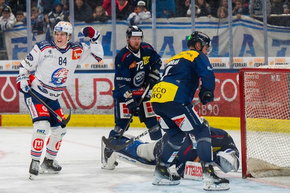 Daniel Olsson (ZSC), left, celebrates the 0 - 1 goal during the National League regular season game between the HC Ambri-Piotta and the ZSC Lions at the Gottardo Arena in Ambri, on Friday, October 25, ...