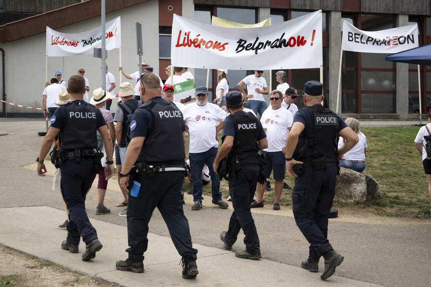Des policers patrouillent devant des militants autonomistes avec des banderoles " Liberons Belprahon ! ", lors du 121e Marche-Concours national de chevaux, dimanche 9 aout 2026, a Saignelegi ...