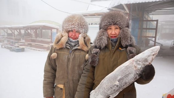 Les vendeuses de poisson Marina et Marianna posent pour une photo sur un marché en plein air à Iakoutsk.