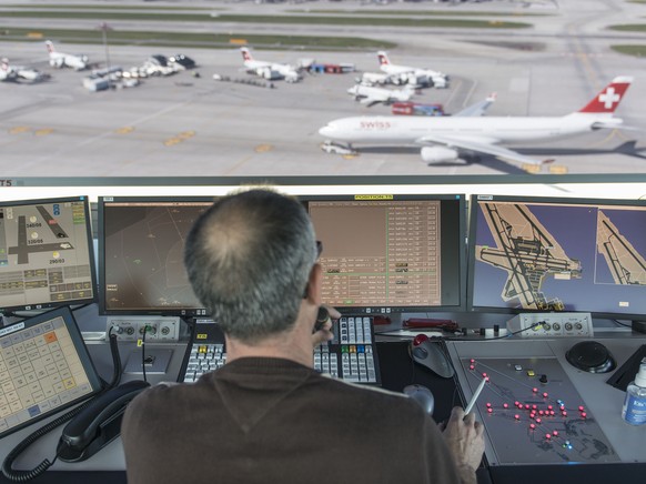 ARCHIV - ZUR MELDUNG, DASS DER FLUGHAFEN ZUERICH EINEN REKORDUMSATZ ERREICHT HAT, STELLEN WIR IHNEN DIESES ARCHIVBILD ZUR VERFUEGUNG - Ein Mitarbeiter von Skyguide kontrolliert die Monitore und hat Bl ...