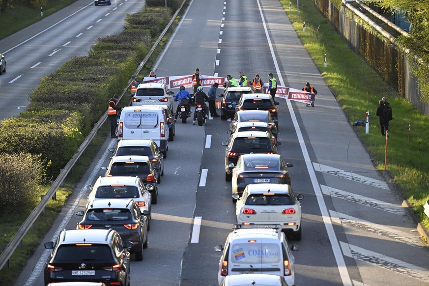 Climate activist sit down in the road during the &quot;Renovate Switzerland&quot; a roadblock action, A1a freeway, in Lausanne, Switzerland, {dow}, {monthname} {day}, {year4}. (KEYSTONE/${snum}#1$)