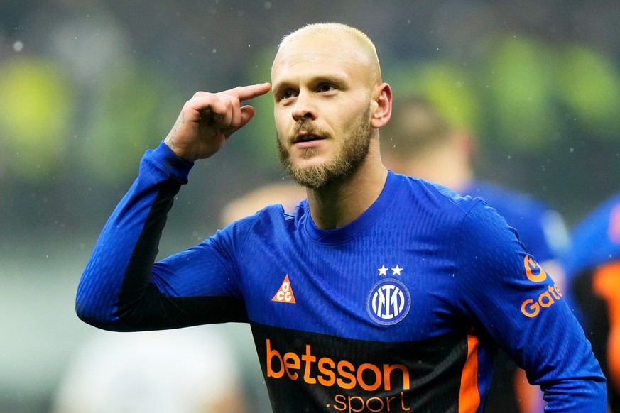 Inter Milan's Federico Dimarco celebrates after scoring his side's fourth goal during a Serie A soccer match between Inter Milan and Pisa, in Milan, Italy, Friday, Jan. 23, 2026. (AP Photo/L ...