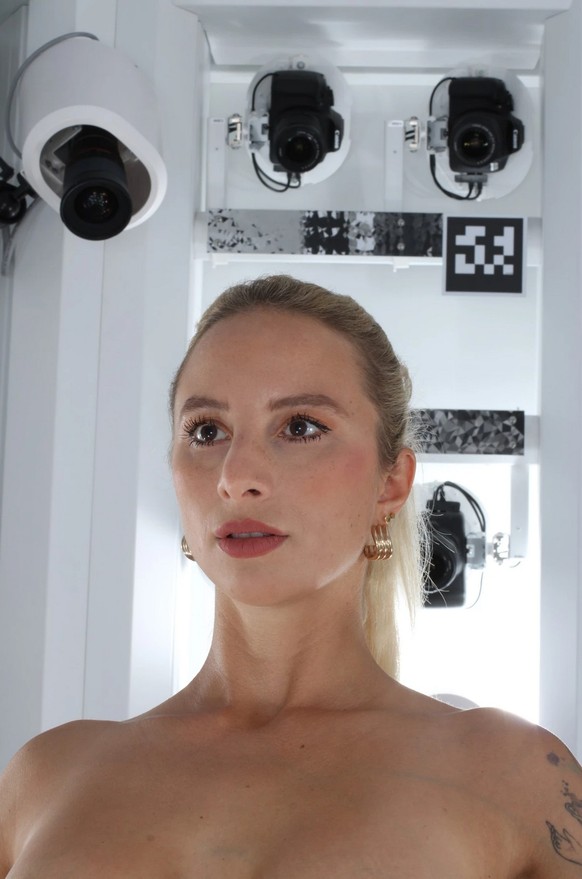 Hanna dans le scanner 3D.