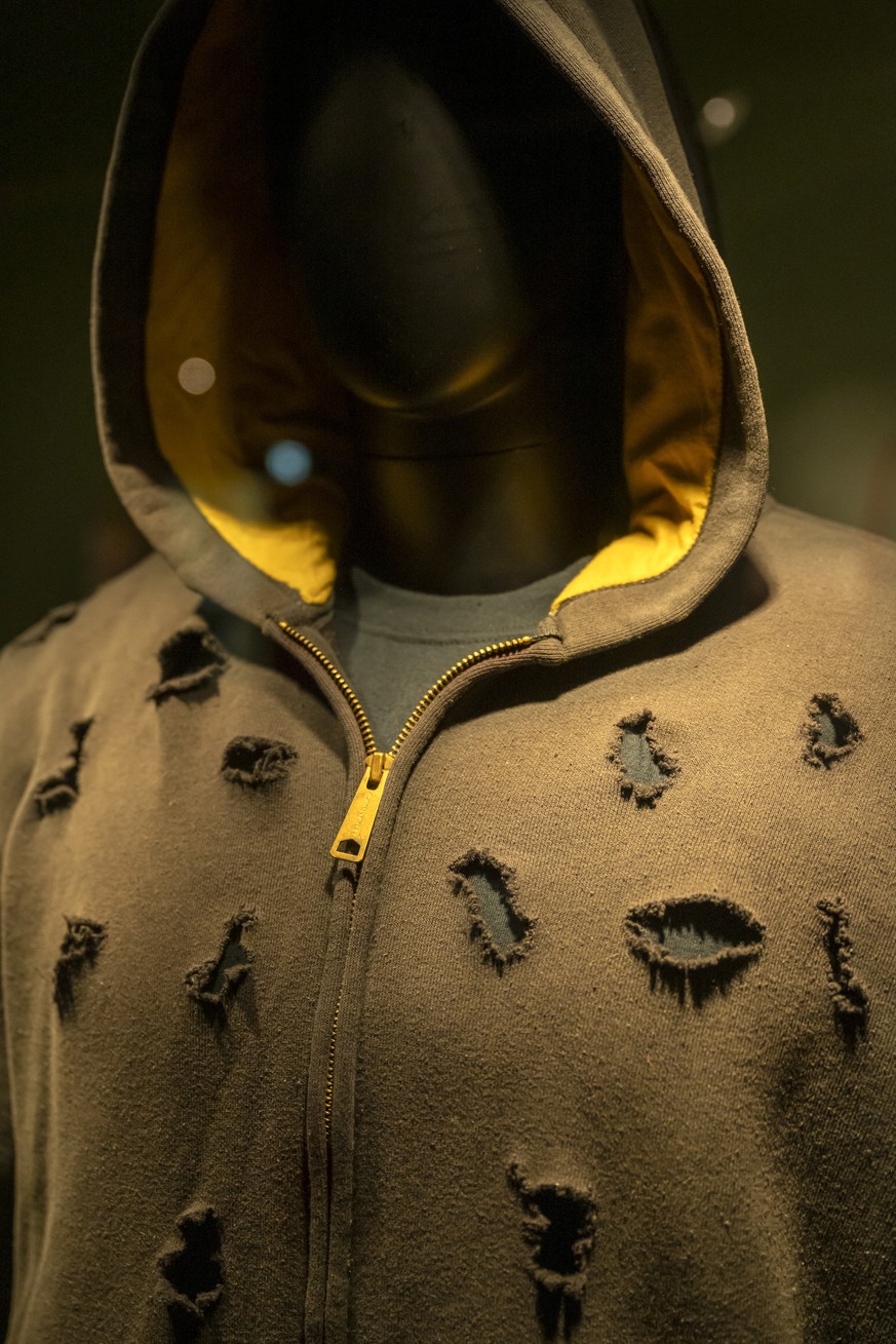 Luke Cage Hoodie (zu sehen in Luke Cage, 2016) in der Ausstellung Marvel: Universe of Super Heroes, in Basel, am Donnerstag, 21. Maerz 2024. In der Ausstellung sind Originalzeichnungen, echte Kostueme ...