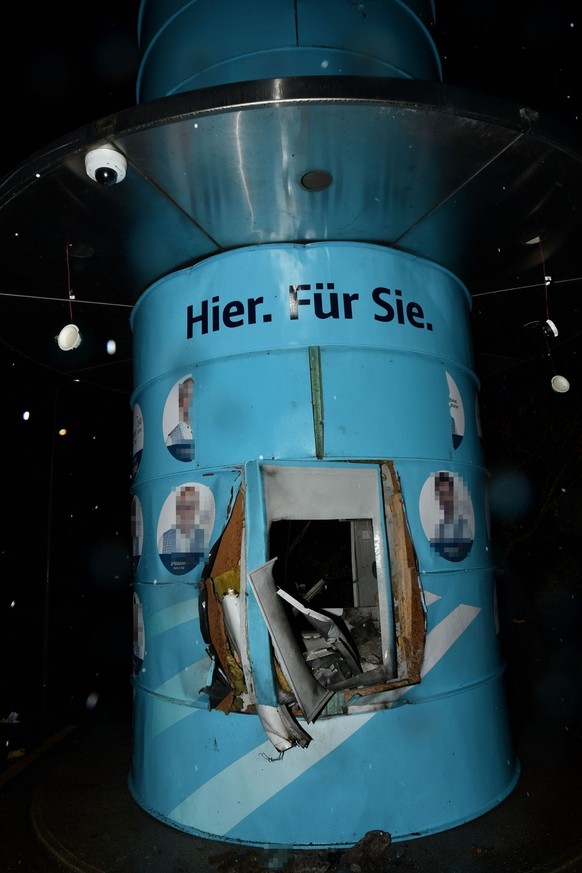 Des inconnus ont fait exploser un distributeur automatique de billets à Balstahl (SO) dans la nuit de dimanche à lundi. Personne n&#039;a été blessé mais les auteurs sont toujours en fuite.