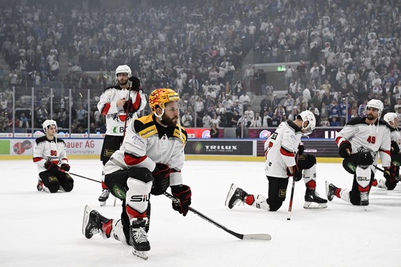 Die unterlegenen Lausanner um PostFinance Topscorer Jason Fuchs (LHC) im siebten Playoff Final Eishockeyspiel der National League zwischen den ZSC Lions und dem Lausanne HC, am Dienstag, 30. April 202 ...