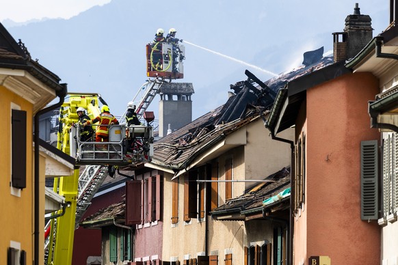 Les pompiers interviennent sur l'incendie de toiture, ce lundi 3 aout 2026 a Aigle (VD). Le canton de Vaud a alerte lundi 3 aout la population au sujet d'un important incendie de toiture dan ...