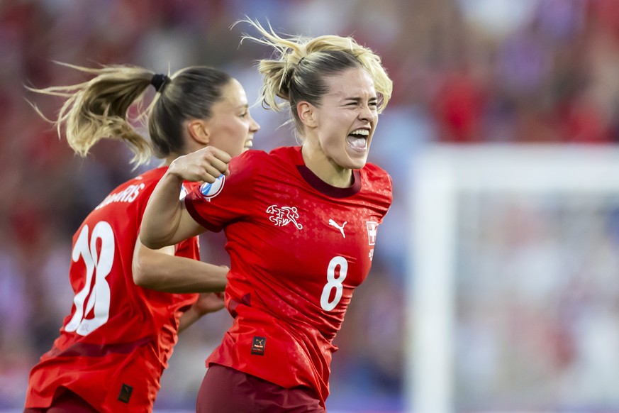 epa12211381 Switzerland&#039;s defender Nadine Riesen (R) celebrates scoring 1:0 goal with her teammate Viola Calligaris after scoring the 1:0 goal during the UEFA Women&#039;s EURO 2025 Group A socce ...