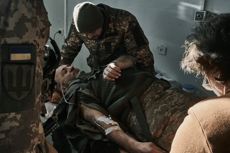 Un soldat ukrainien reçoit les premiers soins dans un hôpital de la région de Donetsk.