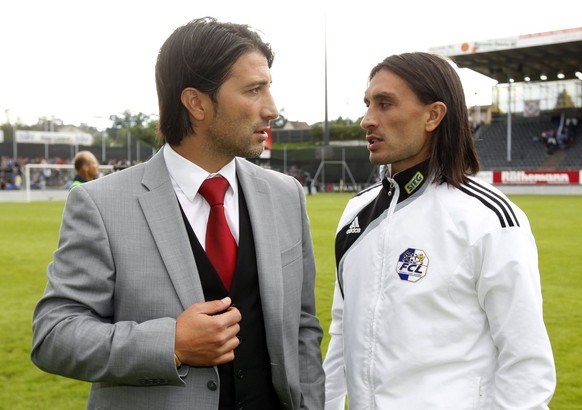 Der Trainer des FC Thun Murat Yakin und sein Bruder und Stuermer des FC Luzern Hakan Yakin, rechts, von Luzern nach dem Fussball Super League Meisterschaftsspiel zwischen dem FC Luzern und FC Thun vom ...