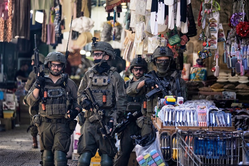 Des soldats israéliens prennent position lors d'une opération militaire sur un marché de Naplouse, en Cisjordanie, le dimanche 27 septembre 2026.