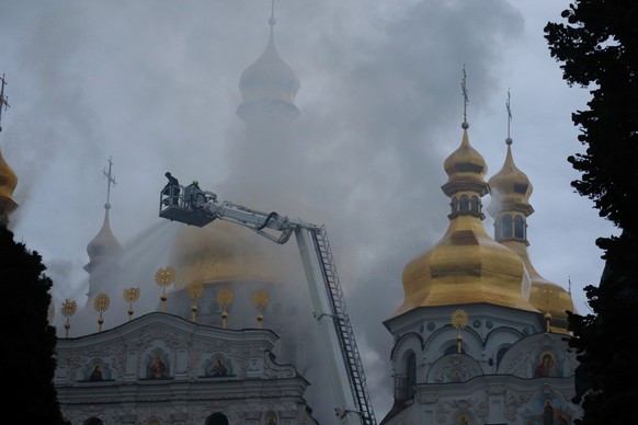 Des pompiers, à bord d’une nacelle élévatrice, éteignent un incendie sur le toit de la cathédrale de la Dormition de la La laure des Grottes de Kiev ou laure de Kiev-Petchersk (site classé au patrimoi ...