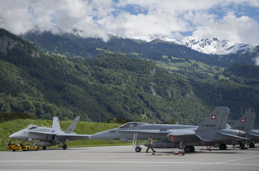 F/A-18-Flugzeuge der Schweizer Armee anlaesslich des ersten Tages der 75-Jahr-Feierlichkeiten des Militaerflugplatz Meiringen am Freitag, 17. Juni 2016, in Meiringen. Die Feierlichkeiten mit verschied ...