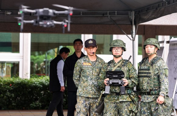 Des réservistes taïwanais pilotent un drone lors d'une séance d'entraînement