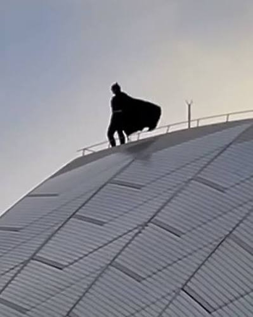Jeudi 17 septembre, une silhouette costumée en Batman a été repérée sur le toit de l’Opéra de Sydney.