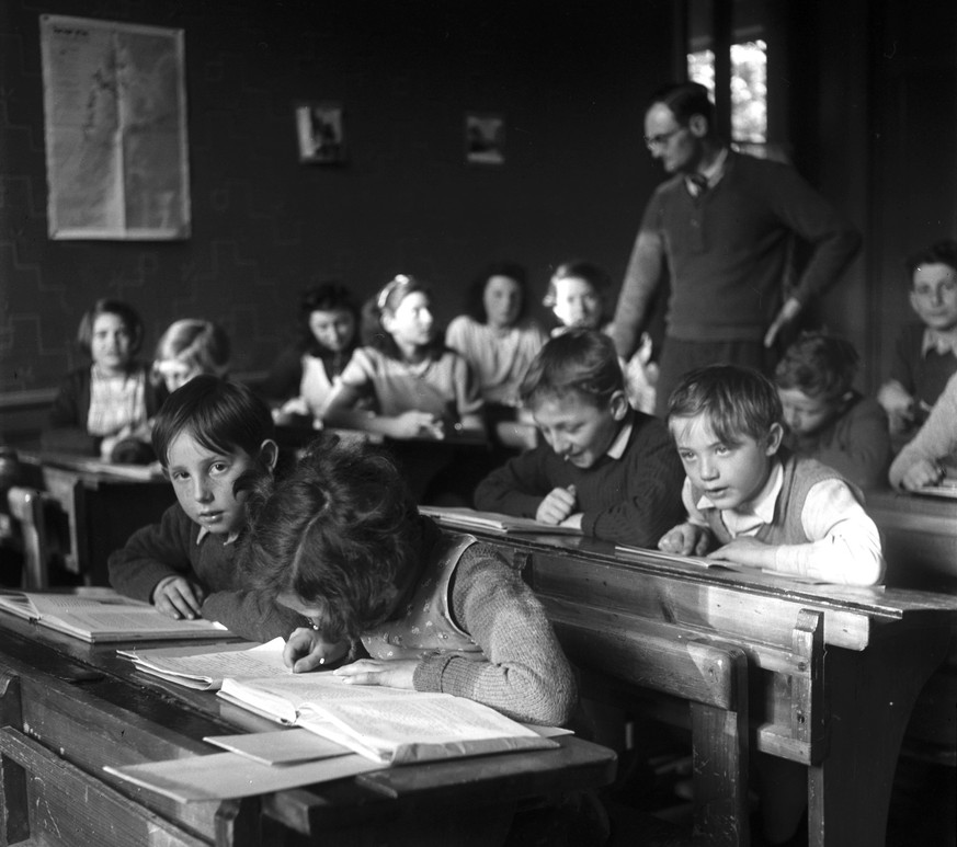 In the refugee home Bienenberg, a home welcomes children and women, refugee children receive education. Pictured on 2 March 1943 near Liestal, Canton Baselland. (KEYSTONE/PHOTOPRESS-ARCHIV/Fred Eberha ...
