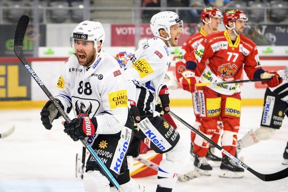 L&#039;attaquant fribourgeois Christopher DiDomenico, gauche, et l&#039;attaquant fribourgeois Julien Sprunger, centre, celebre le but du 1 a 0 devant le defenseur biennois Robin Grossmann, droite, lo ...