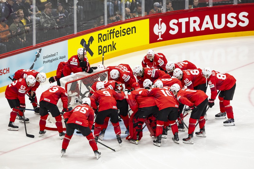Switzerland's players talk together during the gold medal game between Switzerland and USA at the IIHF 2025 World Championship, at the Avicii Arena (Globe), in Stockholm, Sweden, Sunday, May 25,  ...
