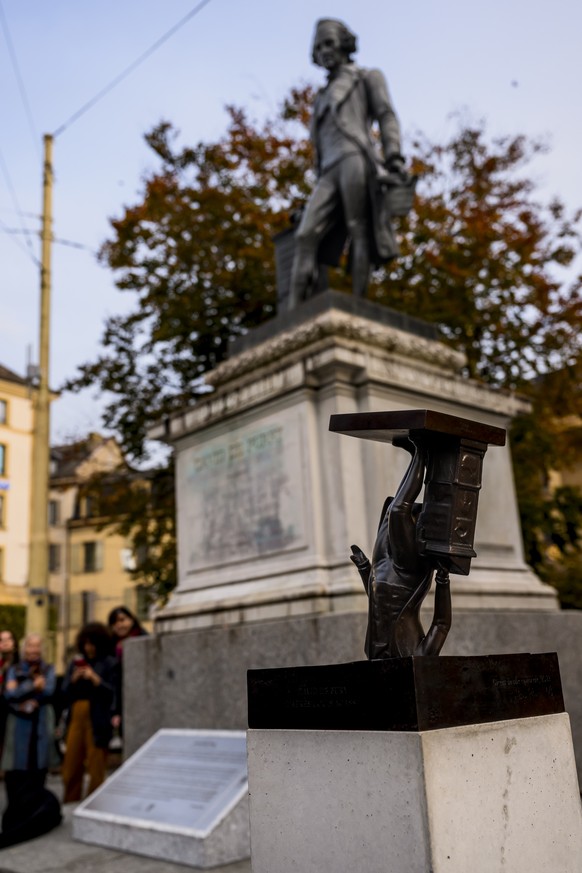 L'oeuvre "Great in the concrete" de l'artiste Mathias Pfund est visible à côté de la plaque explicative et de la statue de David de Pury à Neuchâtel.